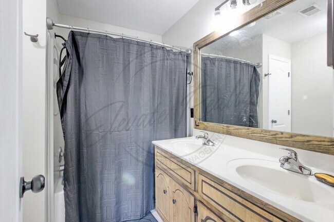 Building Photo - Three Bedroom On One Acre Lot in Clarksvil...