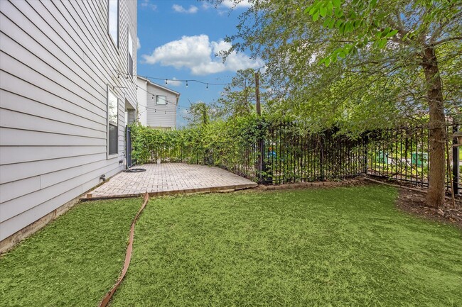 Building Photo - 3212 N MacGregor Way