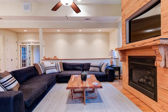 Building Photo - 376 Grandview Dr