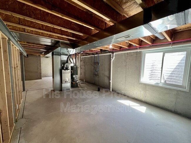 Building Photo - 1042 E 25th St