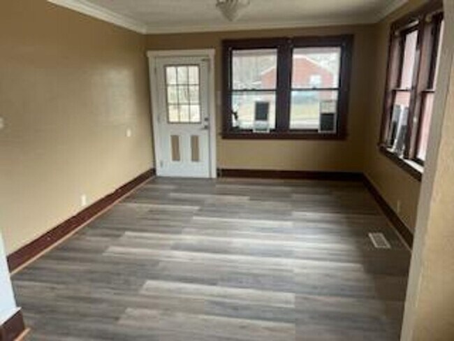 Building Photo - Adorable 3 Bedroom Home