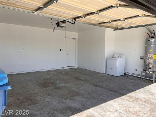 Building Photo - Stylish 4-Bed Home with Pool, Spa & No HOA...