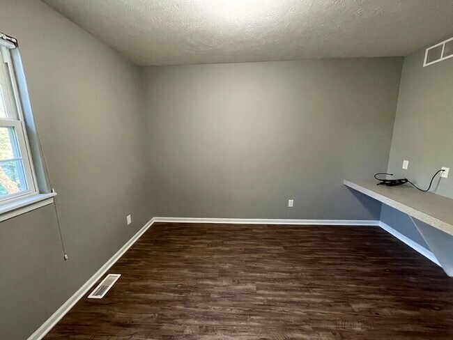 Building Photo - Forest Hills Condo 2 Bedroom  Clements Mill