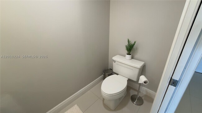 Building Photo - 1717 N Bayshore Dr