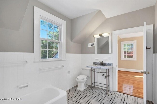 Building Photo - 300 Dogwood Ln