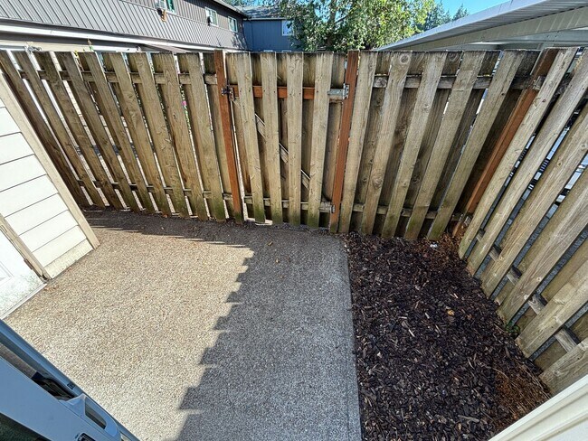 Building Photo - 1ST  FULL  MONTH'S  RENT  FREE    Pet-friendly Townhouse Near Parks and Downtown Newberg   Showin...