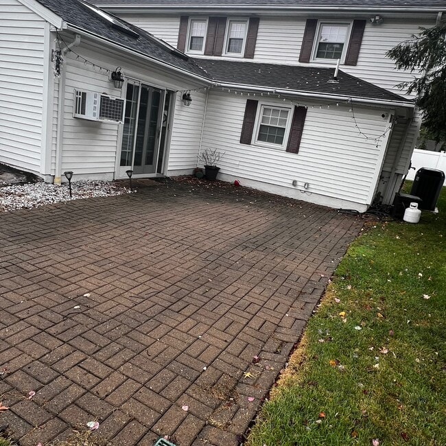 Building Photo - 122 Village Cir E
