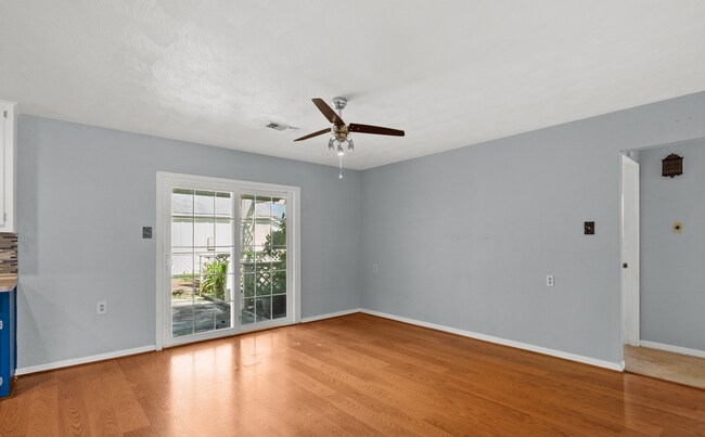 Building Photo - Great 3 Bedroom close to the Beach!