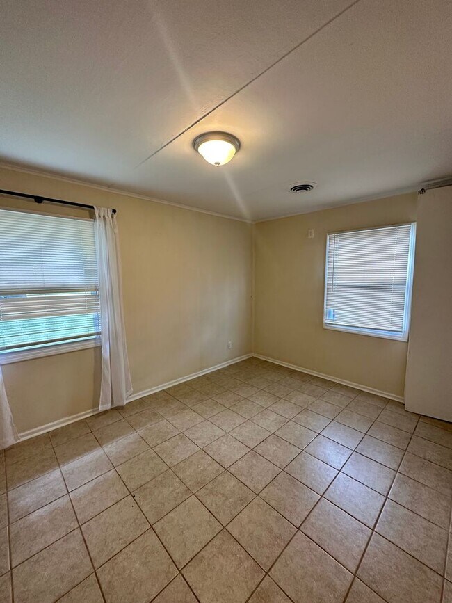 Building Photo - 320 Mockingbird Ln