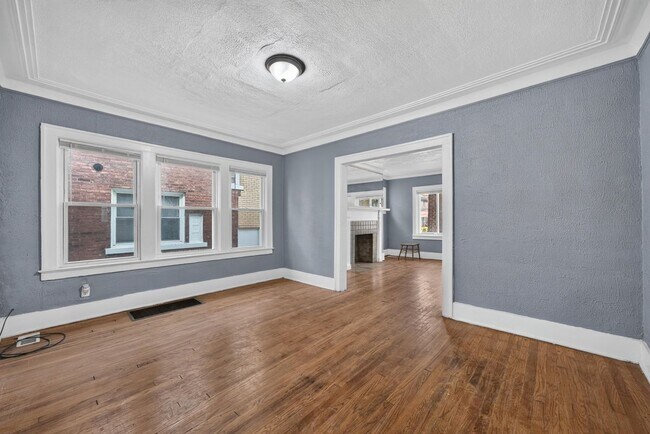 Building Photo - 2025 Calvert Ave