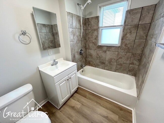 Building Photo - Beautiful 2 Bedroom 1 Bathroom now available for rent