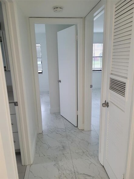 Building Photo - 770 NE 38th St