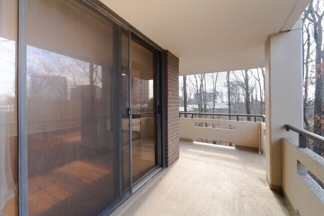 Building Photo - Contemporary 2BR/2BA Corner Condo at The Encore of McLean