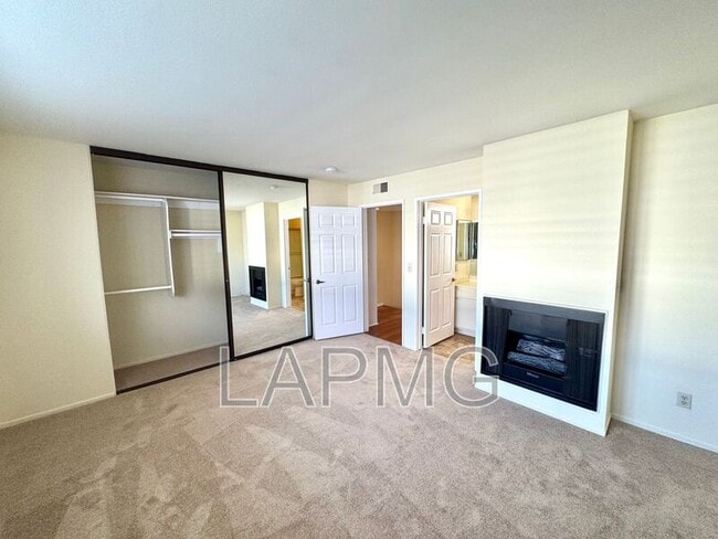 Building Photo - 12251 Moorpark St