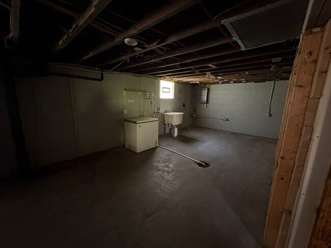 Building Photo - 461 Allenford St