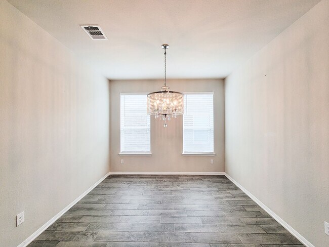 Building Photo - Live comfortably in this stunning Lake Rid...