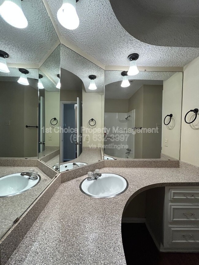 Building Photo - 2212 Viewtop Ln