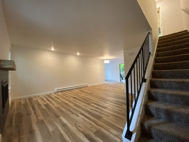 Building Photo - Spacious 3-Bedroom Remodeled Townhome in F...