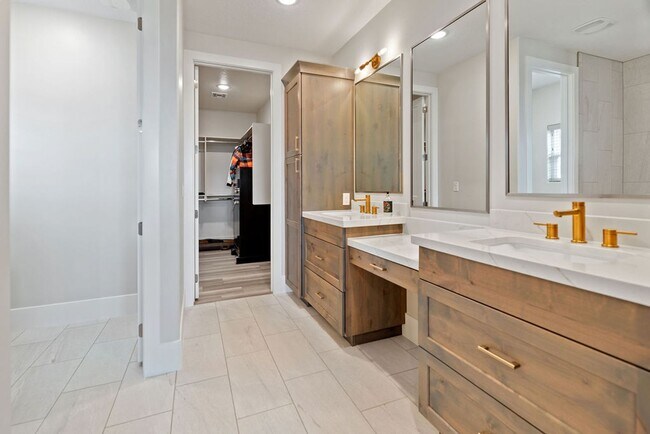 Building Photo - Elegant Residence on an Acre Lot