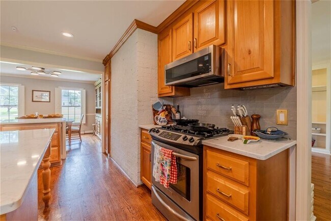 Building Photo - 227 W Lakeshore Dr