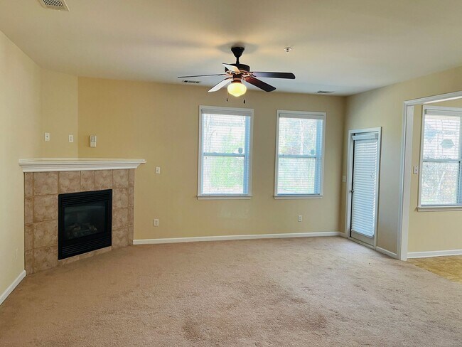 Building Photo - Wow! 3 bedroom 2.5 bathroom home in Newnan, 2100 plus sqft, 2 car garage, huge rooms, must see!