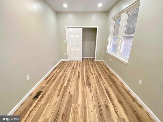 Building Photo - 1426 W Rockland St