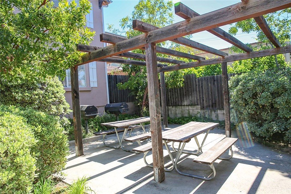 Community area with picnic tables and bbq adjacent to your unit - 3051 Augusta St