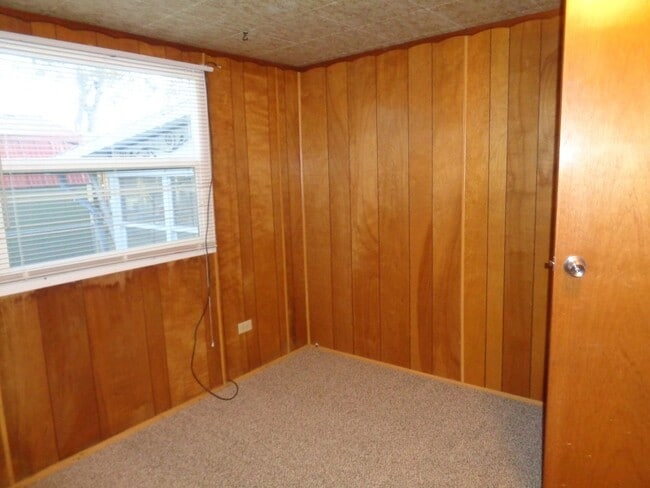 Building Photo - 3 Bedroom/ 1 1/2 Bathroom Mobile Home