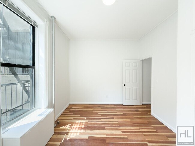 Building Photo - Massive Fort Greene 3-Bed 1-Bath / In Unit W&D / 2-Blocks to Fort Greene Park