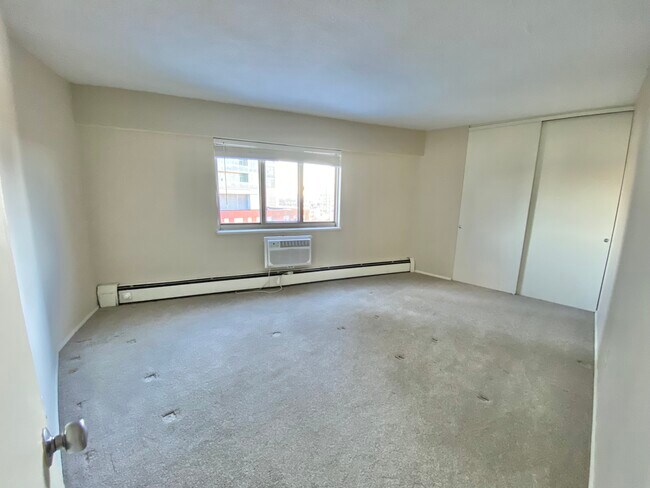 Building Photo - 1919 N Summit Ave