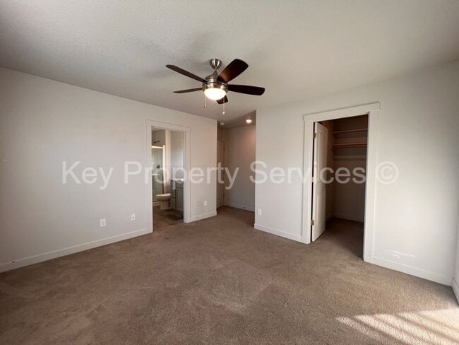 Building Photo - Woodland Townhome Just Minutes from i5