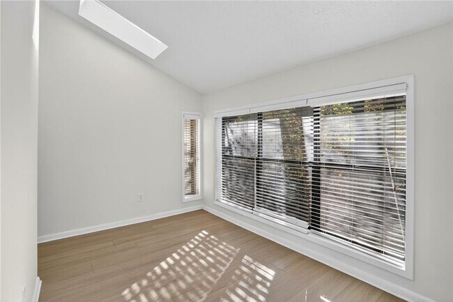 Building Photo - 8740 Roswell Rd