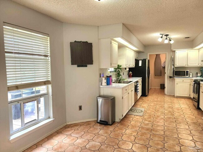 Building Photo - 589 Bobwhite Pl