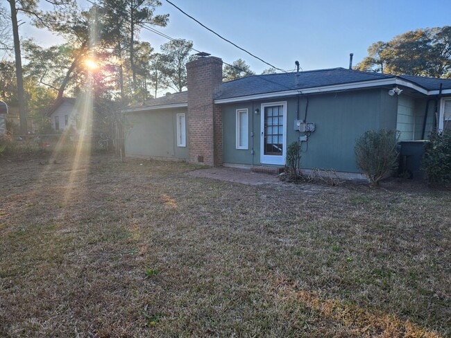 Building Photo - **Available Now** Spacious 3 Bedroom 2 Bath in Savannah!