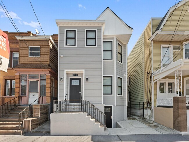 Building Photo - 858 W SIDE Ave