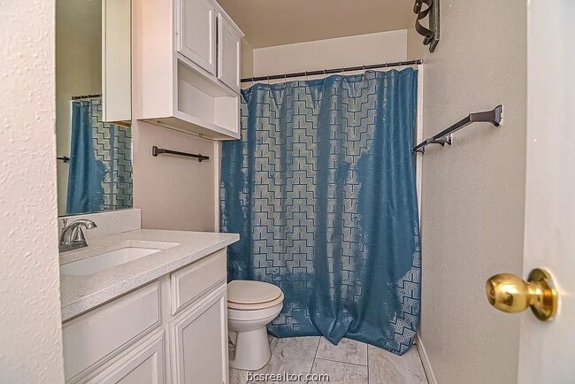 Building Photo - Newly Remodeled Unit!