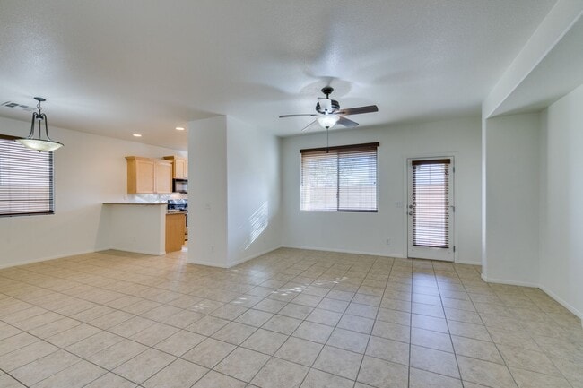 Building Photo - Great 3 bedroom house with a large loft an...
