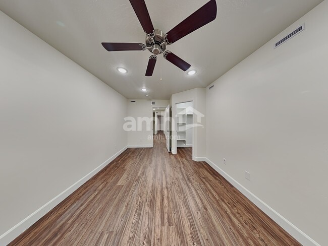 Building Photo - 4370 N Poplar St