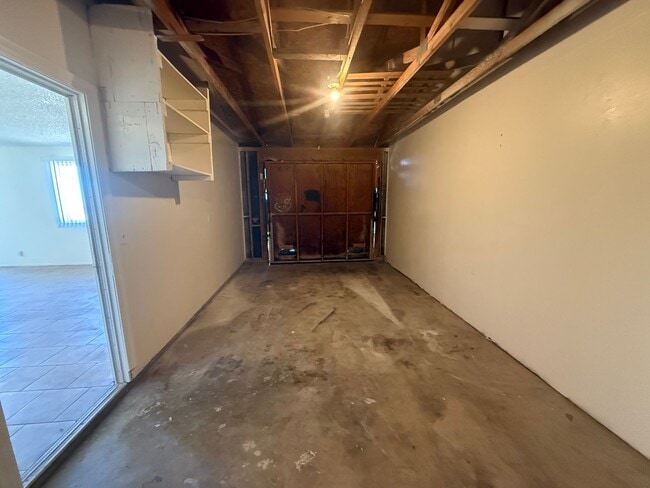 Building Photo - Hesperia Duplex-Spacious 2 Bedrooms, 1 Bathroom, New Interior Paint