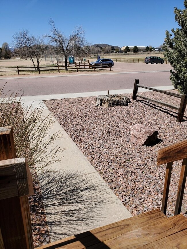 Building Photo - Townhome (end unit) with 2 bedrooms, 1.5 bath