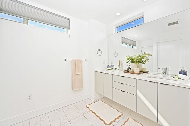 Building Photo - Modern 2BR End-Unit Townhome with Two Rooftop Decks