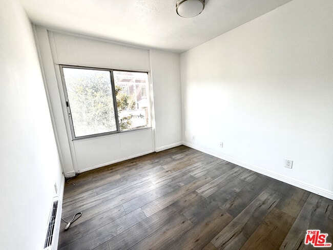 Building Photo - 250 Linden Ave