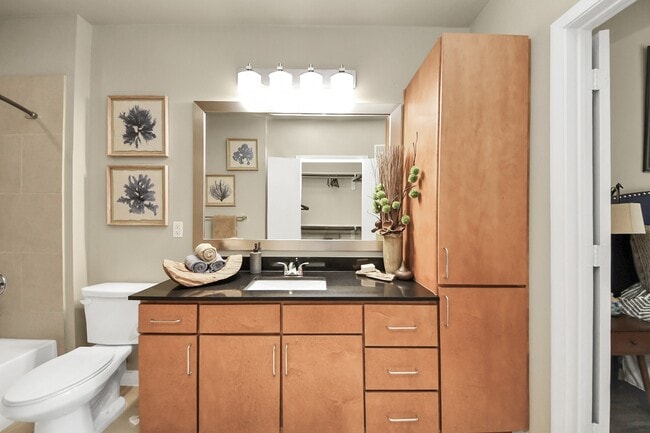 Building Photo - 5455 Richmond Ave.