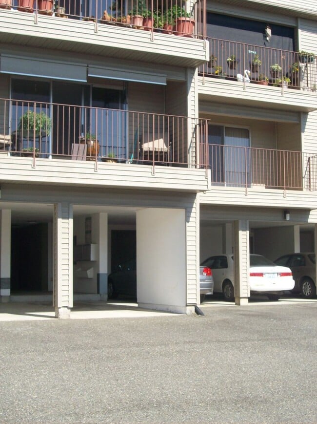 Building Photo - Price Reduction! 2 Bedroom Condo with a View.