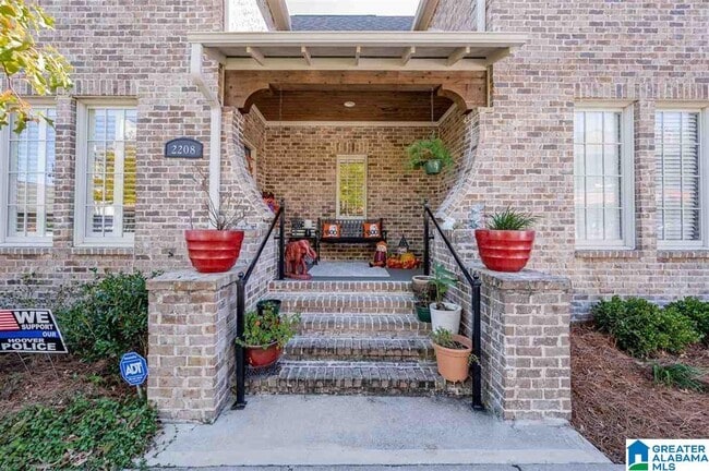 Primary Photo - 2208 Grand Ave