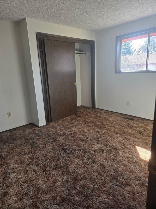 Building Photo - 3 Bedroom 1 Bath