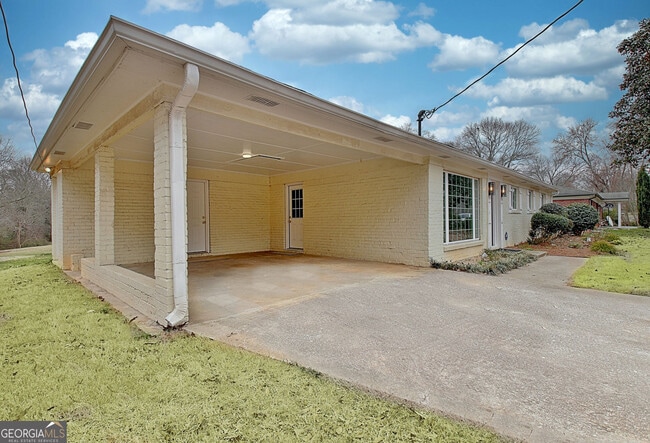 Building Photo - 183 Pine St NE