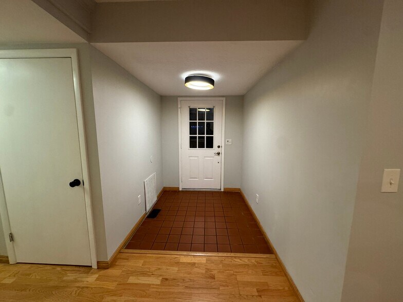Building Photo - 992 Halcyon Dr