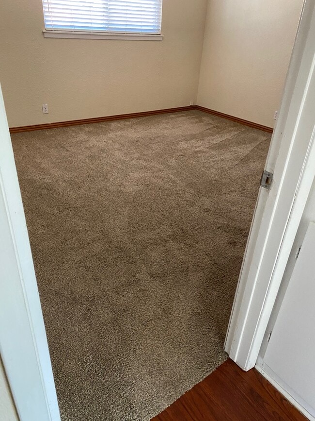 Building Photo - 2914 Hemlock Dr