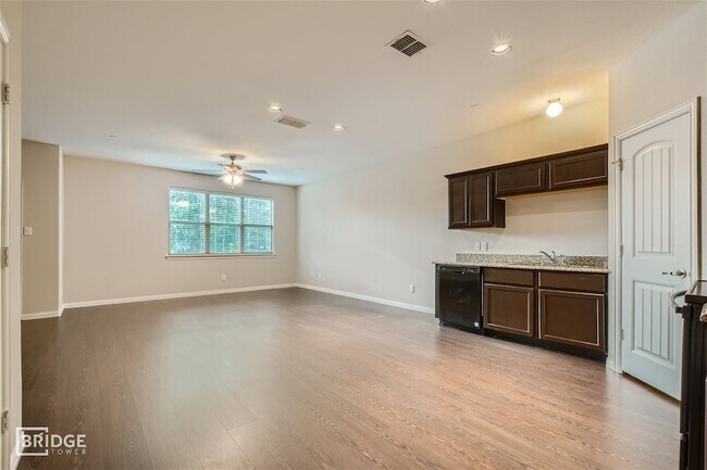 Building Photo - 1313 Lakecrest Ln